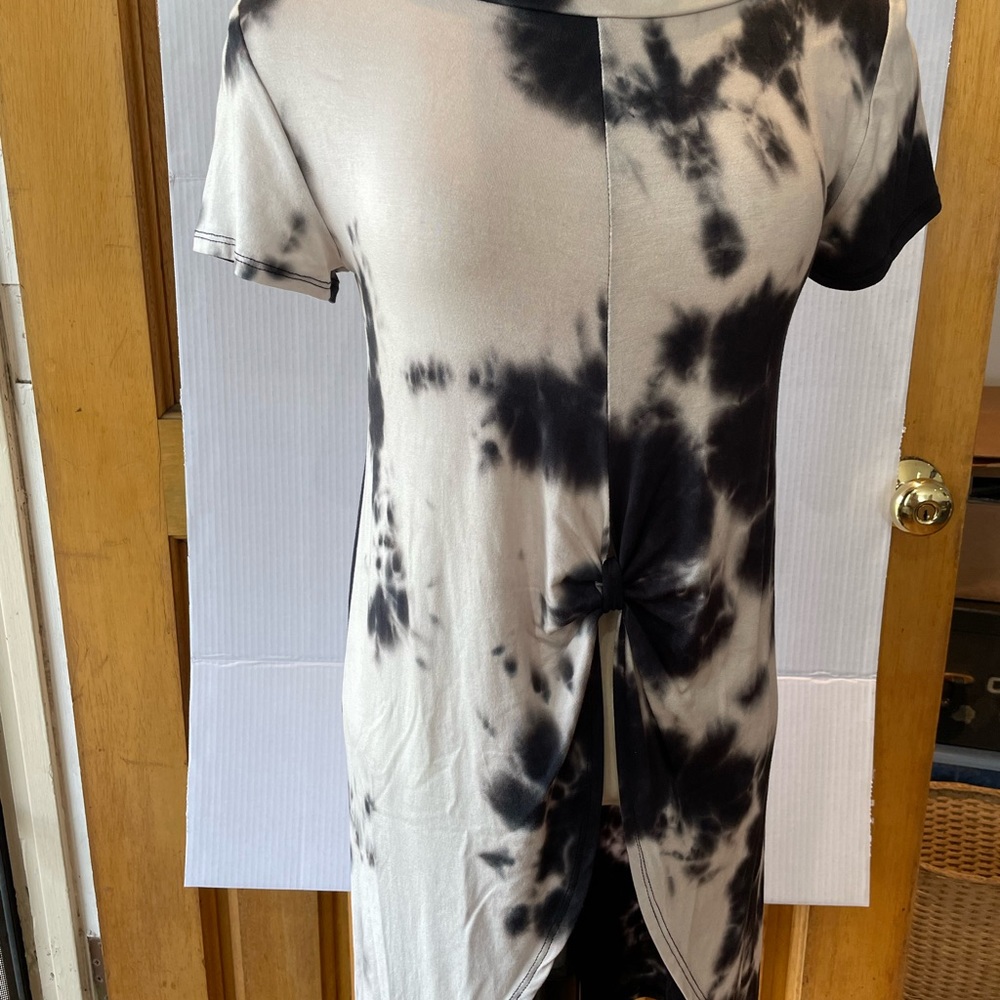 Aran”s Den, Long in Back and short in front, Tie Dye, Long Tee, Knotted front